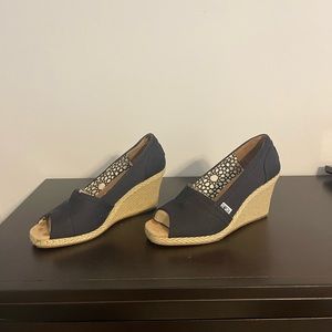 Tom’s Shoes Black Open Toe Wedge Sandals Sz 9
